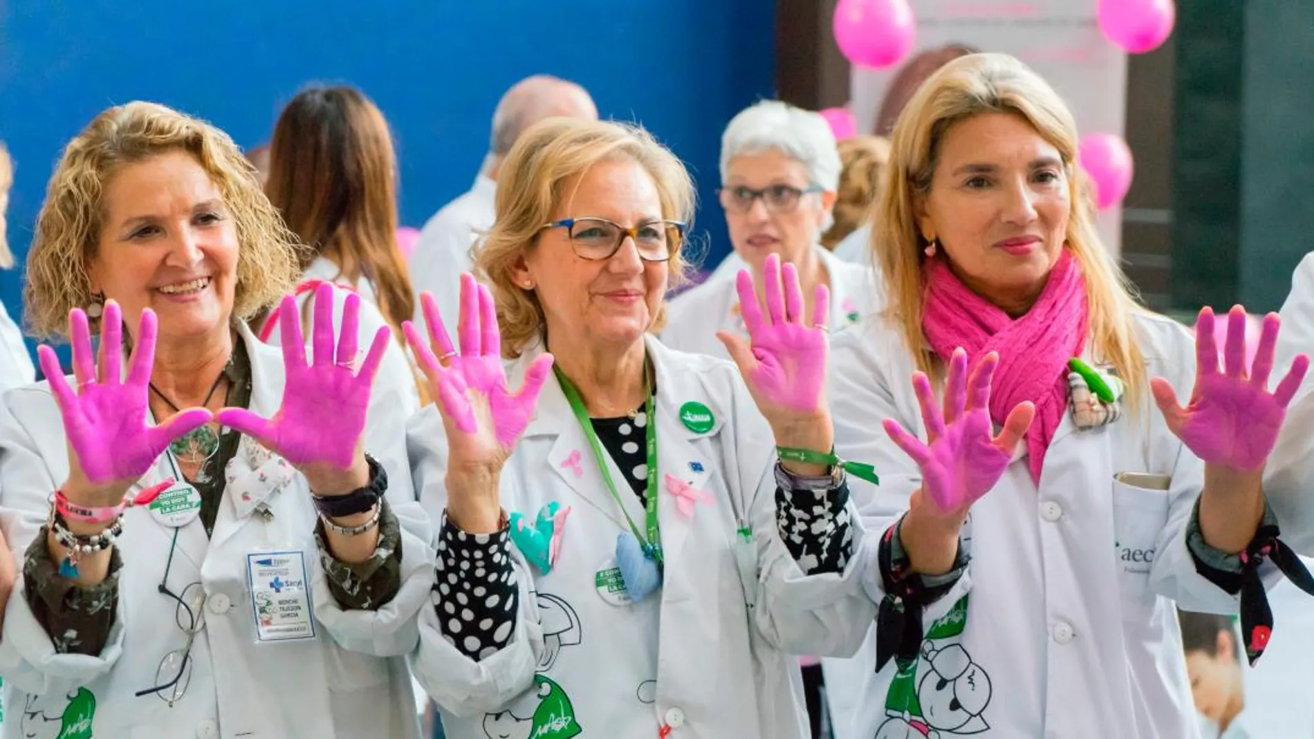 Sanitarias del Hospital Clínico Universitario de Valladolid participan en una campaña de sensibilización por el Día Mundial del Cáncer de Mama