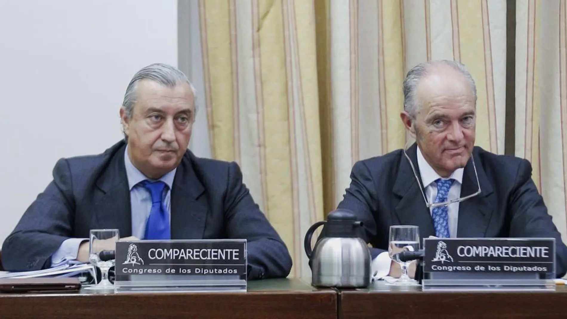 El presidente del Administrador de Infraestructuras Ferroviarias (Adif), Gonzalo Ferre (d), y el de la compañía operadora Renfe, Julio Gómez-Pomar
