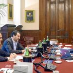 Luigi Di Maio y Matteo Salvini (izquierda) hablan con el primer ministro italiano, Giuseppe Conte, para formar su primer gobierno de coalición