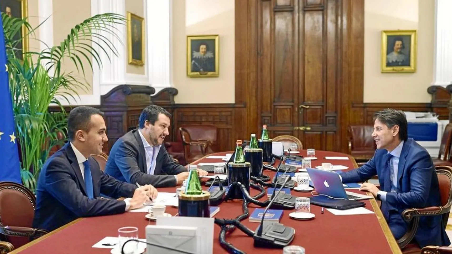 Luigi Di Maio y Matteo Salvini (izquierda) hablan con el primer ministro italiano, Giuseppe Conte, para formar su primer gobierno de coalición