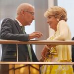 Aguirre, portavoz del PP en el Ayuntamiento y antecesora de Cifuentes, acudió a la tribuna de invitados a apoyarla