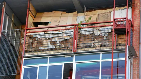 Los «inquilinos» que pernoctan en las terrazas de la UVA de Vallecas se ayudan de cartones y mantas para combatir el frío de estos días. La mayoría son varones indocumentados provenientes de países de Europa del Este y de Hispanoamérica