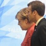 El presidente francés, Emmanuel Macron (d), y la canciller alemana, Angela Merkel (i), conversan durante un descanso de la Cumbre de la UE.