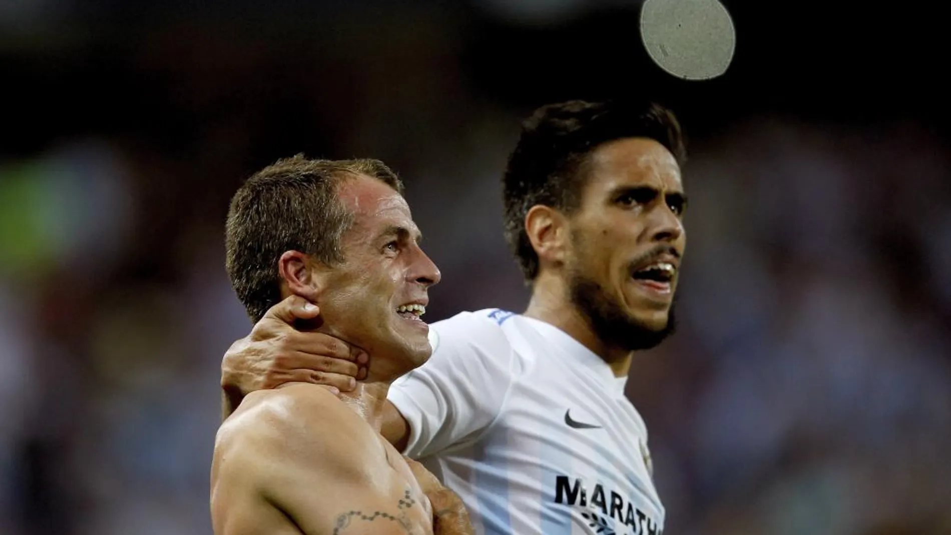 El centrocampista portugués del Málaga, Sergio Pablo Barbosa "Duda"(i), celebra su gol.