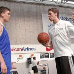 Los hermanos Gasol, en el campus «Basketball Without Borders» del año 2003