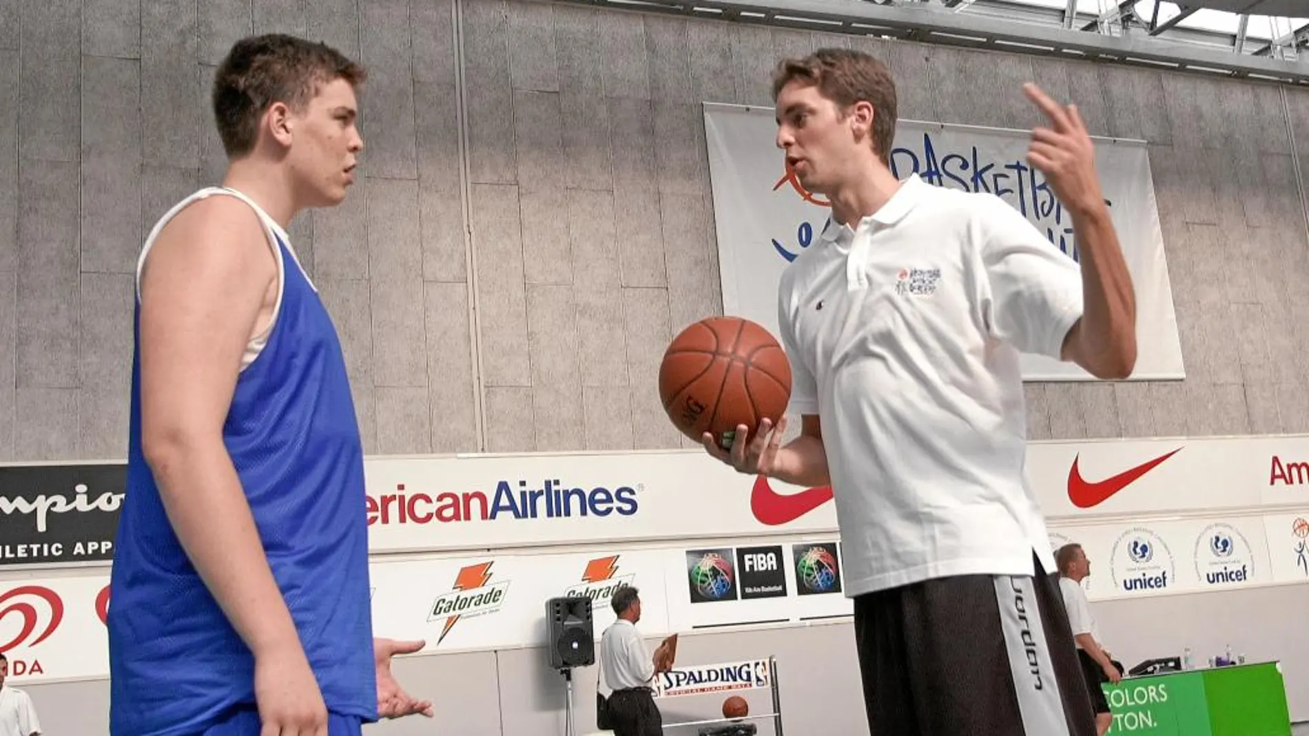 Los hermanos Gasol, en el campus «Basketball Without Borders» del año 2003