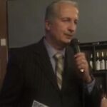 Instante en el que Carlos Matilla agradece el haber recibido el premio Cultura y Amistad