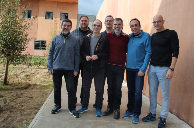 Jordi Sanchez, Oriol Junqueras, Jordi Turull, Joaquim Forn, Jordi Cuixart, Josep Rull y Raul Romeva. Jordi Sanchez y Jordi Turull, en la cárcel