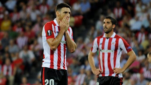 Los jugadores del Athletic lamentan la derrota ante el Zorya ucraniano