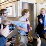 El presidente Donald Trump responde las preguntas de los periodistas en el aeropuerto de Manila antes de regresar a EE UU de su gira asiática