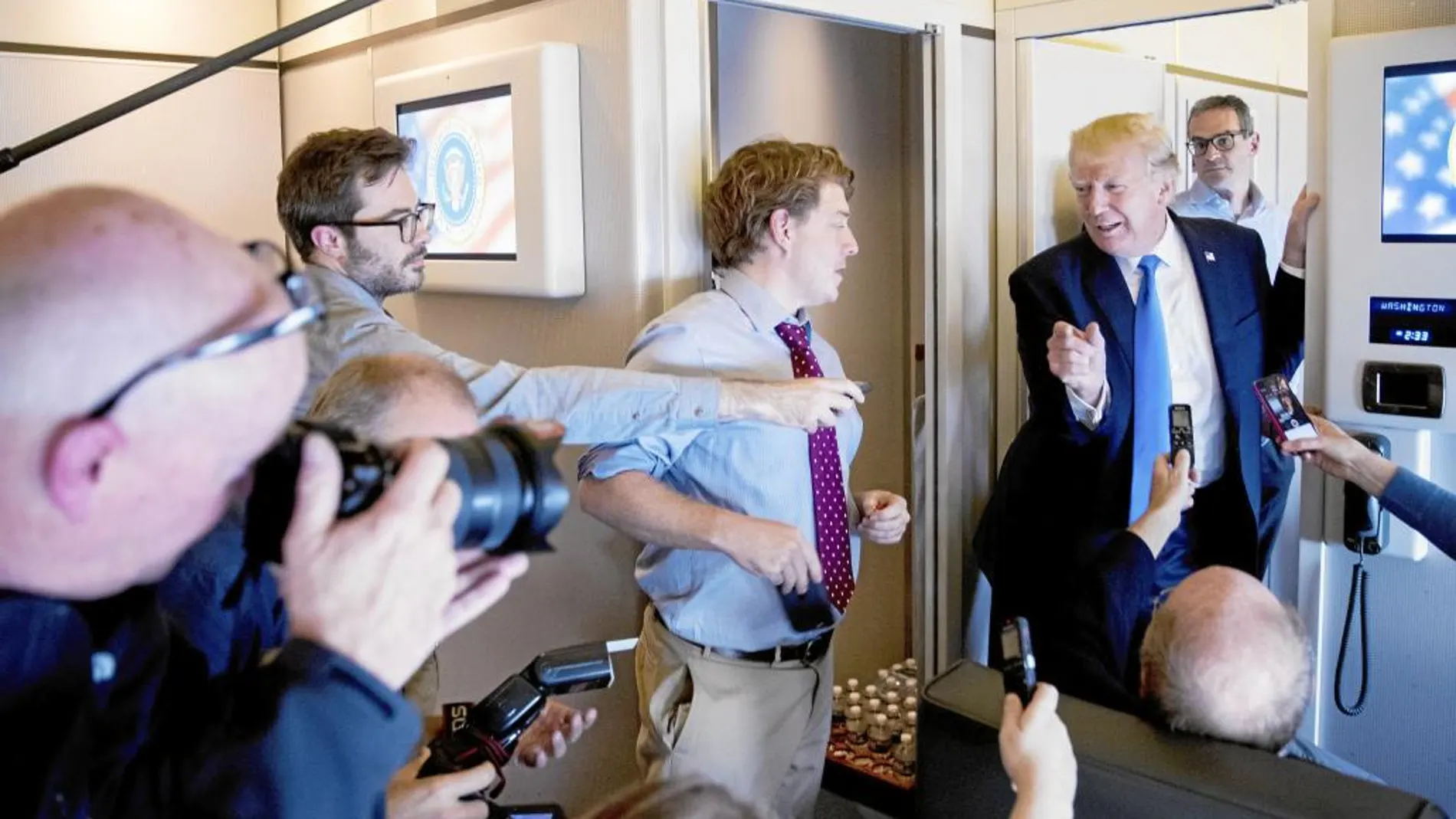 El presidente Donald Trump responde las preguntas de los periodistas en el aeropuerto de Manila antes de regresar a EE UU de su gira asiática