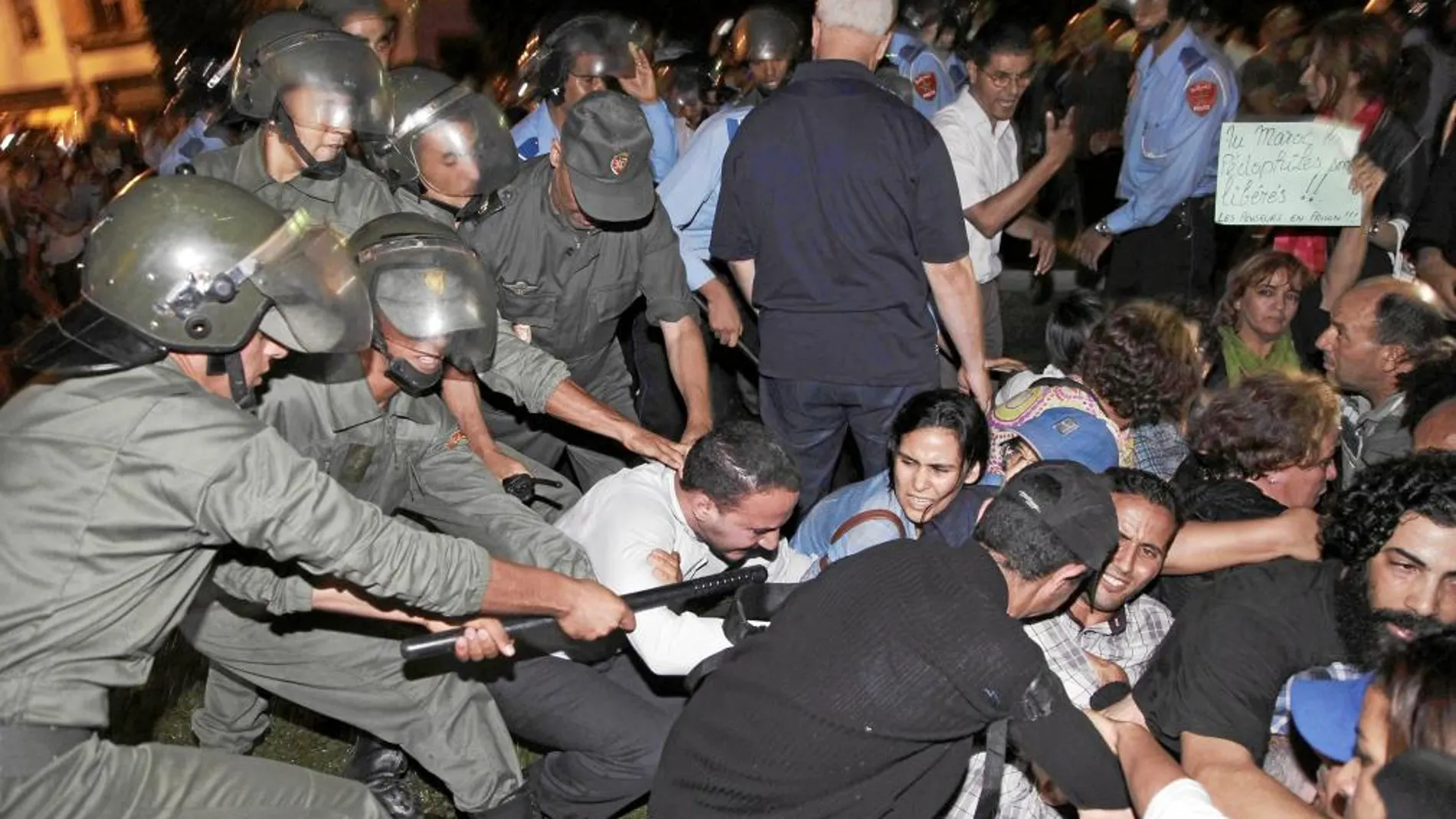 Manifestantes chocan con la Policía durante una protesta en contra del perdón real al pedófilo español en Rabat, el viernes por la noche