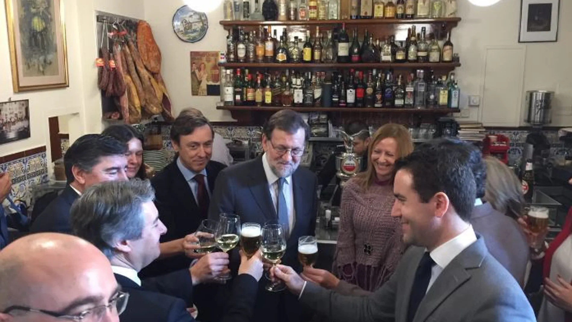 Rajoy celebró ayer con unas cañas el fin del curso político en las cercanías del Congreso de los Diputados