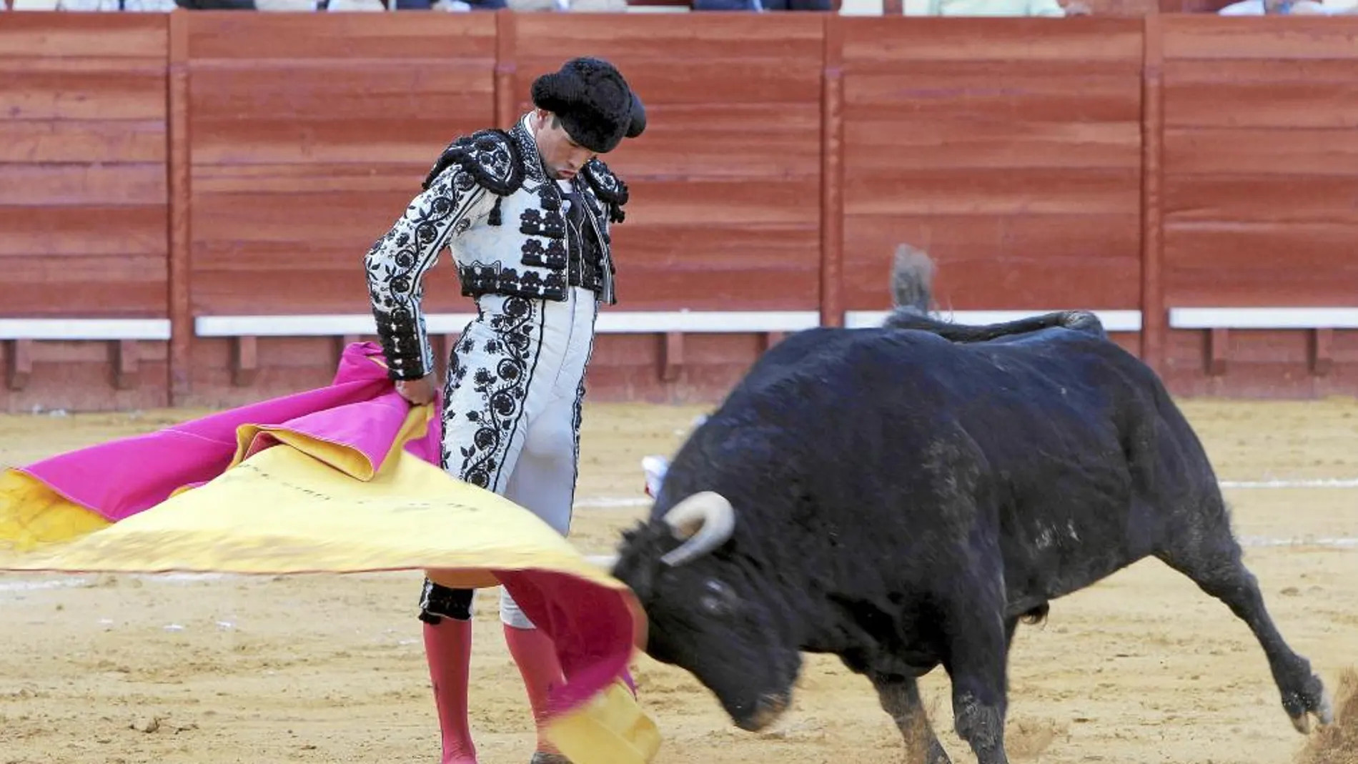 El torero alicantino se luce con una revolera a un toro de Juan Pedro Domecq
