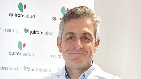 El doctor Carlos Moreno Sanz es cirujano general y responsable de la Unidad de Cirugía de la Obesidad de Hospital Quirónsalud Ciudad Real donde se realiza este tipo de intervención