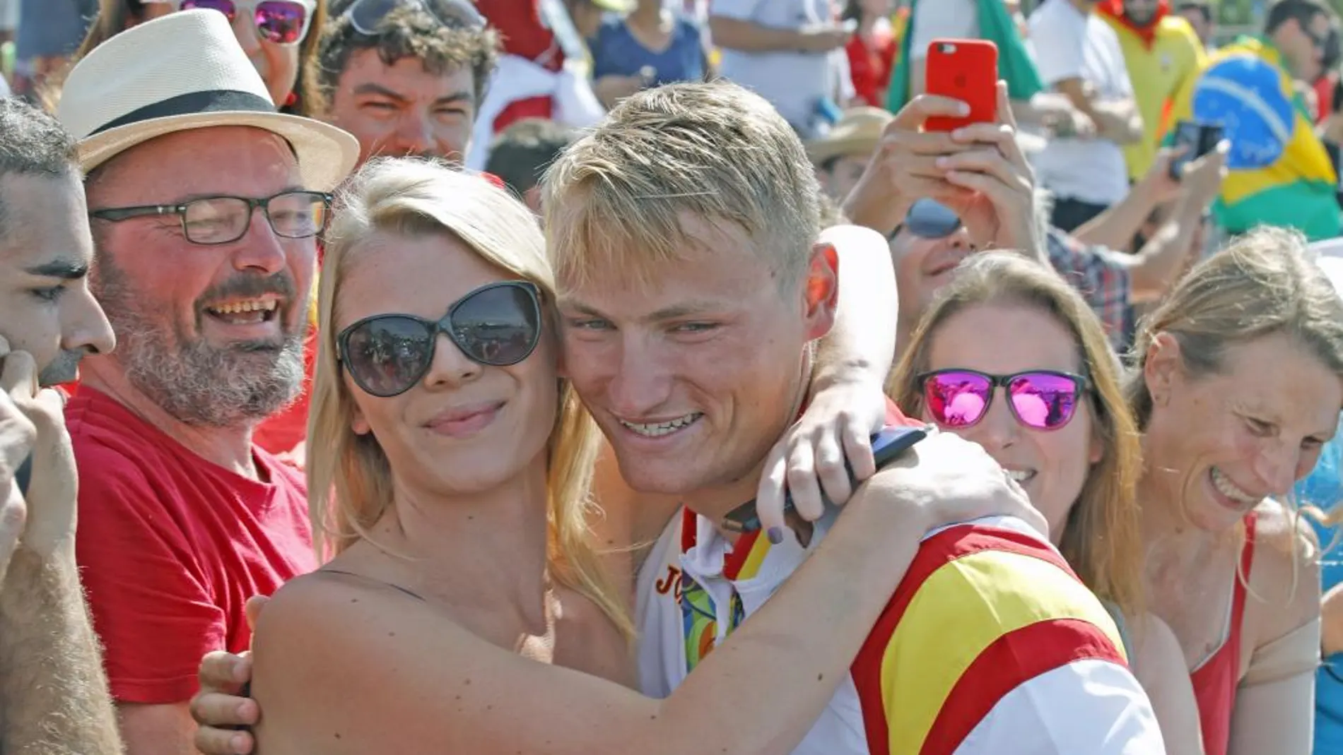 El español Marcus Cooper Walz posa con su novia tras ganar el oro.