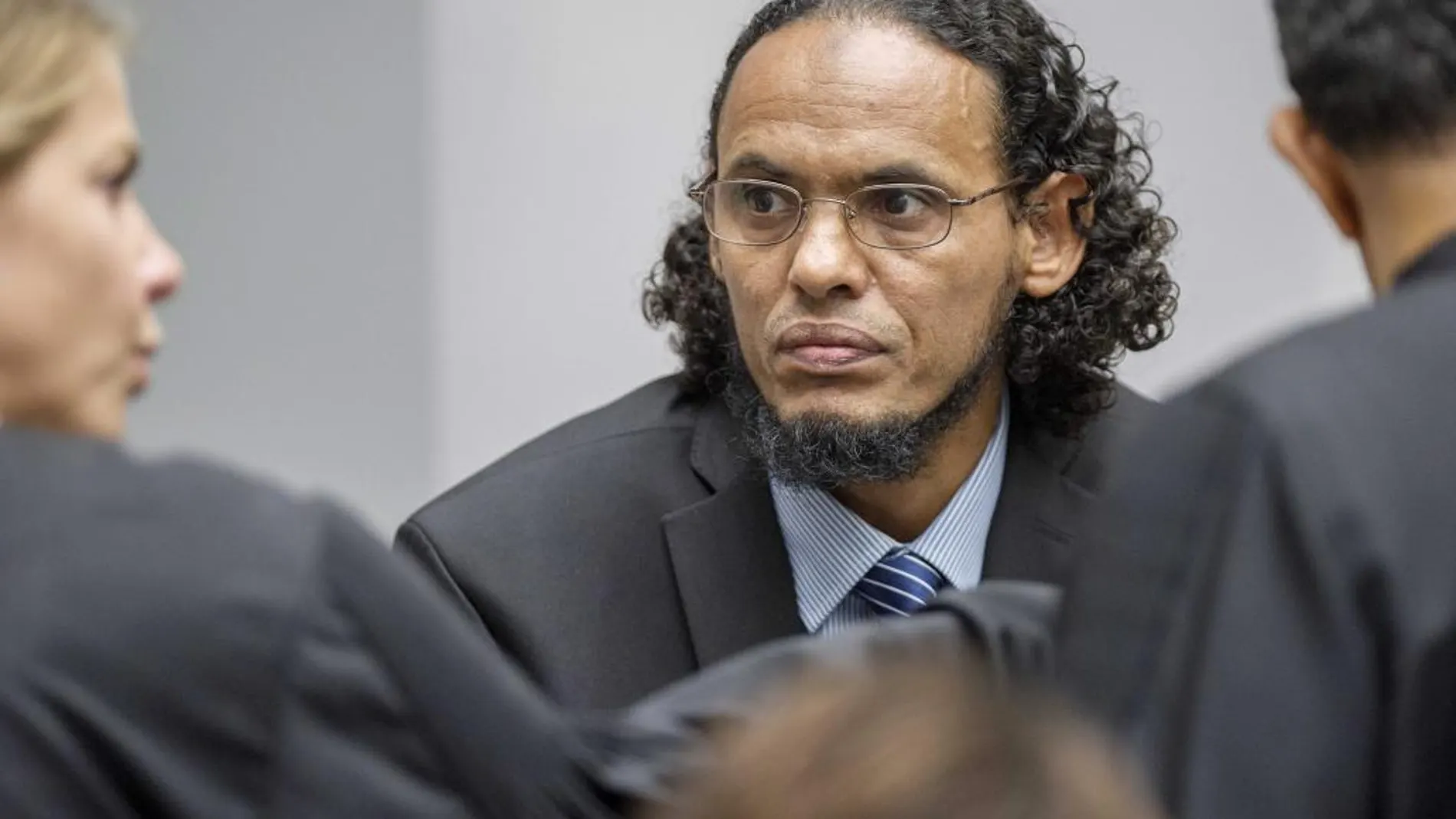 El acusado Achmad al Mahdi al Faqi, alias "Abu Turab", comparece ante la Corte Penal Internacional (CPI).