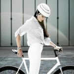 El casco plegable está pensado para que más gente vaya en bicicleta. Tras el artilugio se esconde la idea de un mundo más sostenible y consciente