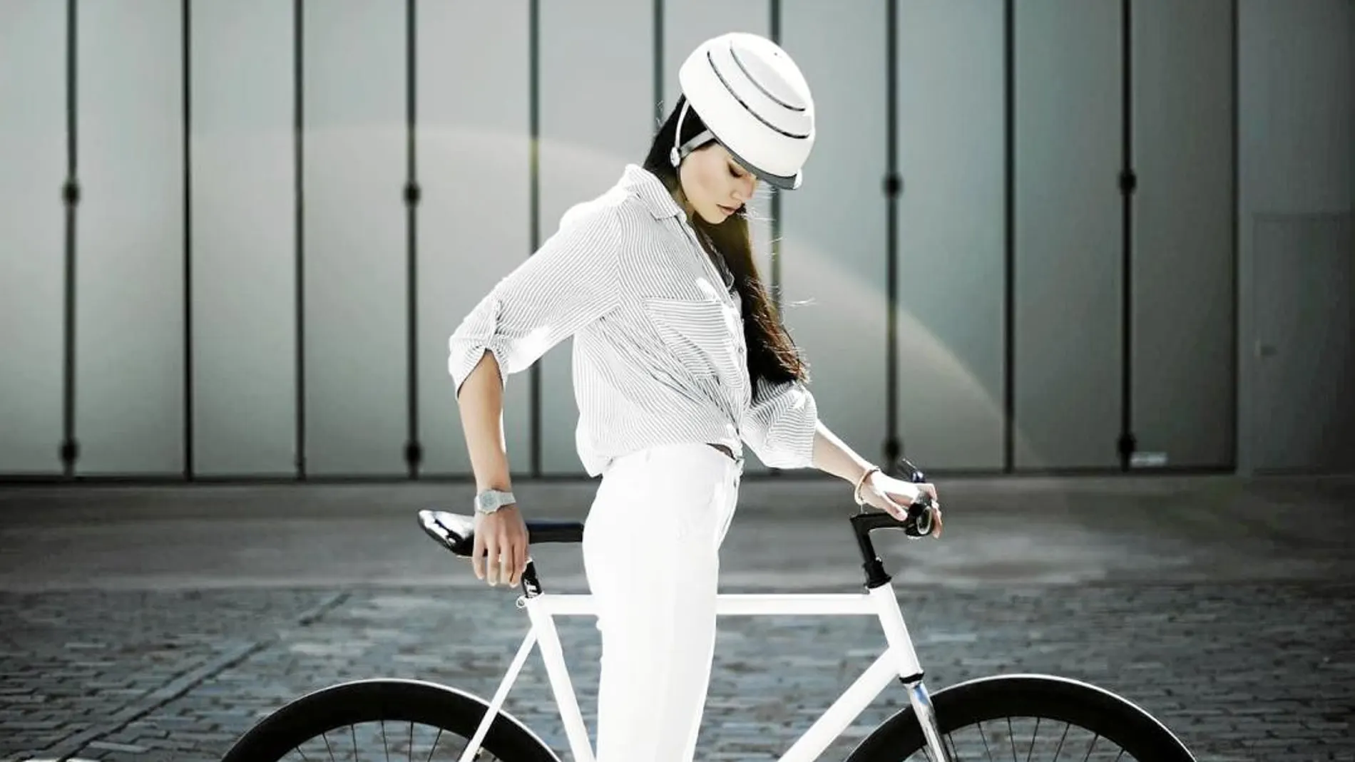 El casco plegable está pensado para que más gente vaya en bicicleta. Tras el artilugio se esconde la idea de un mundo más sostenible y consciente