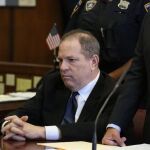 El productor de cine Harvey Weinstein compadece ante el tribunal del distrito de Manhattan por los tres nuevos cargos por delitos sexuales, en Nueva York (EEUU), hoy, 9 de julio de 2018. Foto: EFE/ Jefferson Siegel