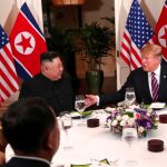 Kim Jong Un y Donald Trump se disponen a cenar durante su encuentro en Hanoi/Reuters