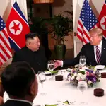 Kim Jong Un y Donald Trump se disponen a cenar durante su encuentro en Hanoi/Reuters