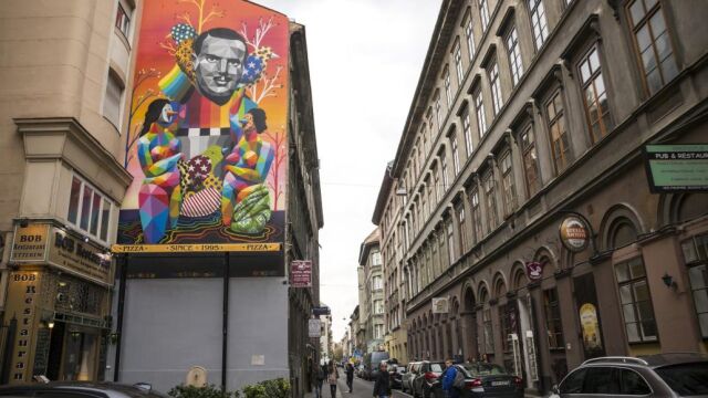 Vista de un mural decorado por el artista español Okuda San Miguel en Budapest, Hungría