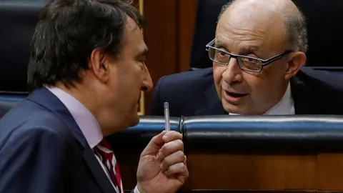 Cristóbal Montoro conversa con el portavoz del PNV, Aitor Esteban, durante el Pleno del Congreso que hoy vota la Ley de Presupuestos Generales del Estado de 2018. EFE/Emilio Naranjo