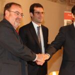 El consejero de Educación, Fernando Rey, suscribe el acuerdo con Pablo Lara y José María Sanz-Magallón