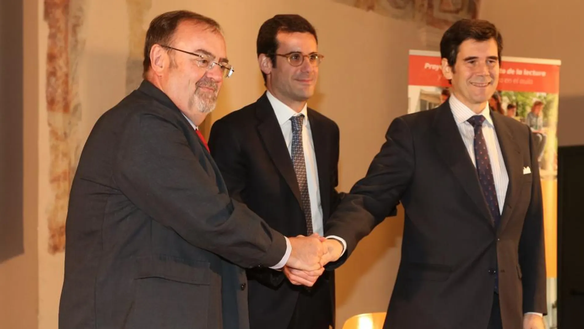El consejero de Educación, Fernando Rey, suscribe el acuerdo con Pablo Lara y José María Sanz-Magallón
