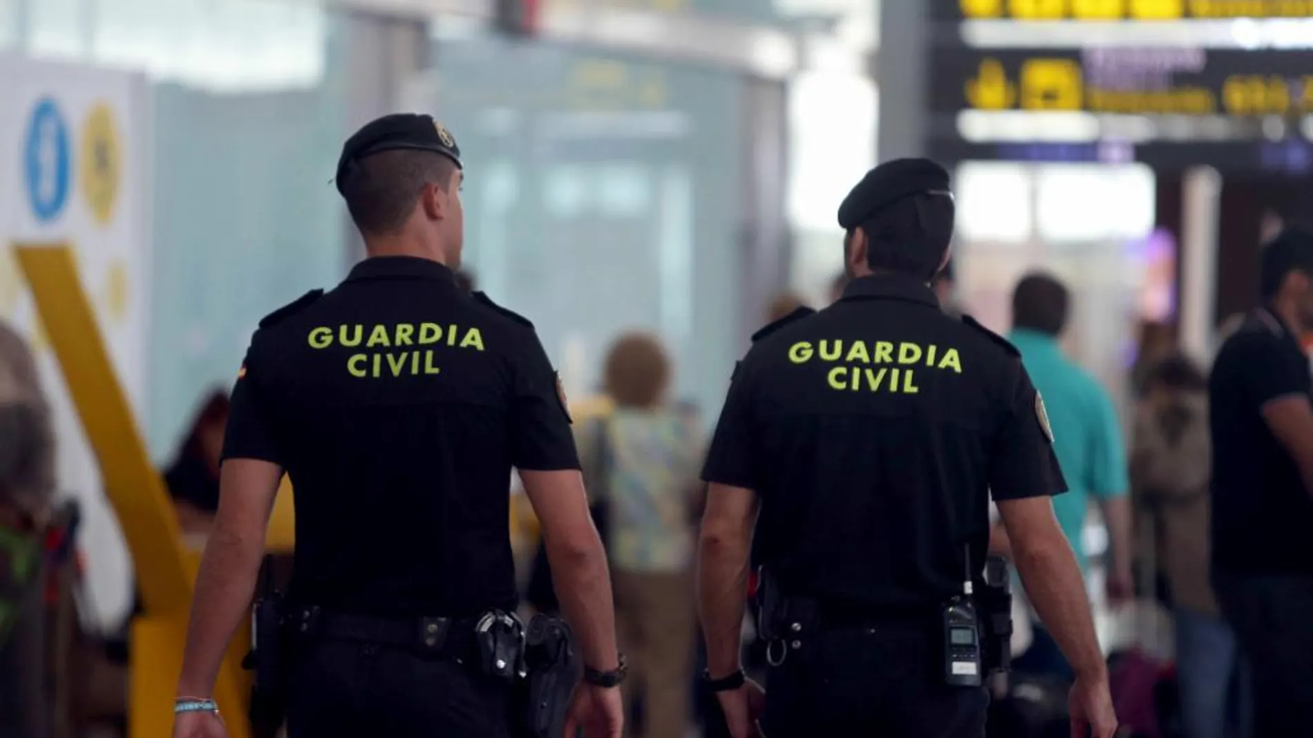 Agentes de la Guardia Civil, en el aeropuerto de Barcelona.