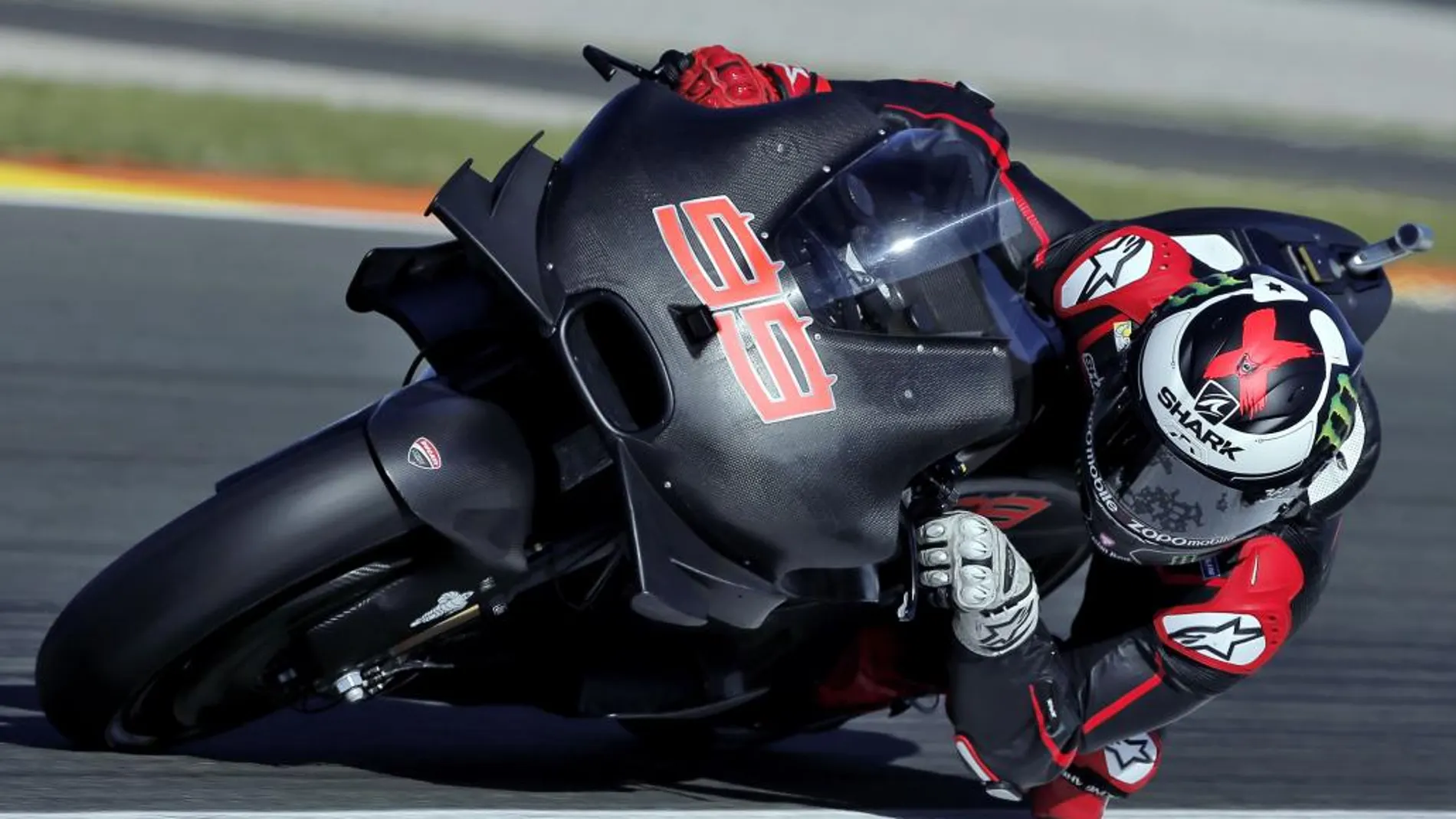 El piloto español de Moto GP, Jorge Lorenzo, rueda esta mañana en el Circuito Ricardo Tormo de Cheste (Valencia), donde se ha subido por primera vez a la Ducati que pilotará la próxima temporada.