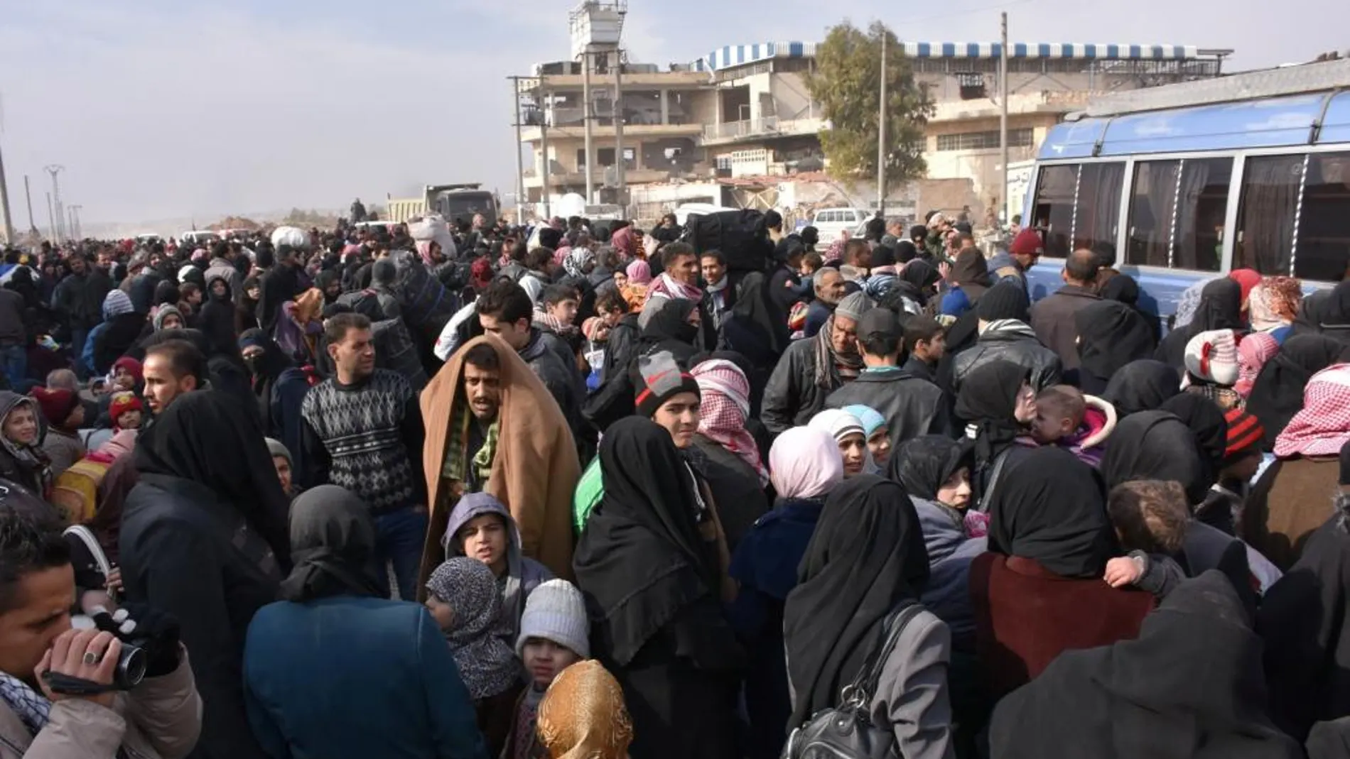 Los bombardeos indiscriminados han obligado a miles de personas a abandonar la ciudad siria de Alepo