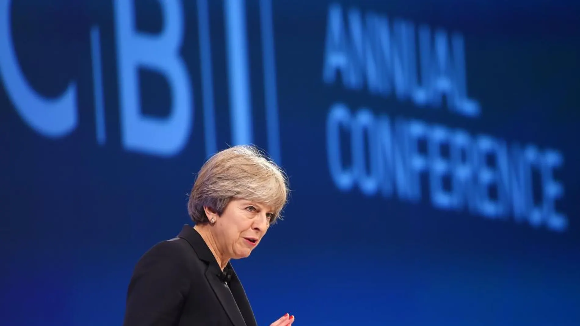 La primera ministra británica, Theresa May, pronuncia un discurso durante el congreso anual de la Confederación de la Industria Británica (CBI) en Londres (Reino Unido), hoy