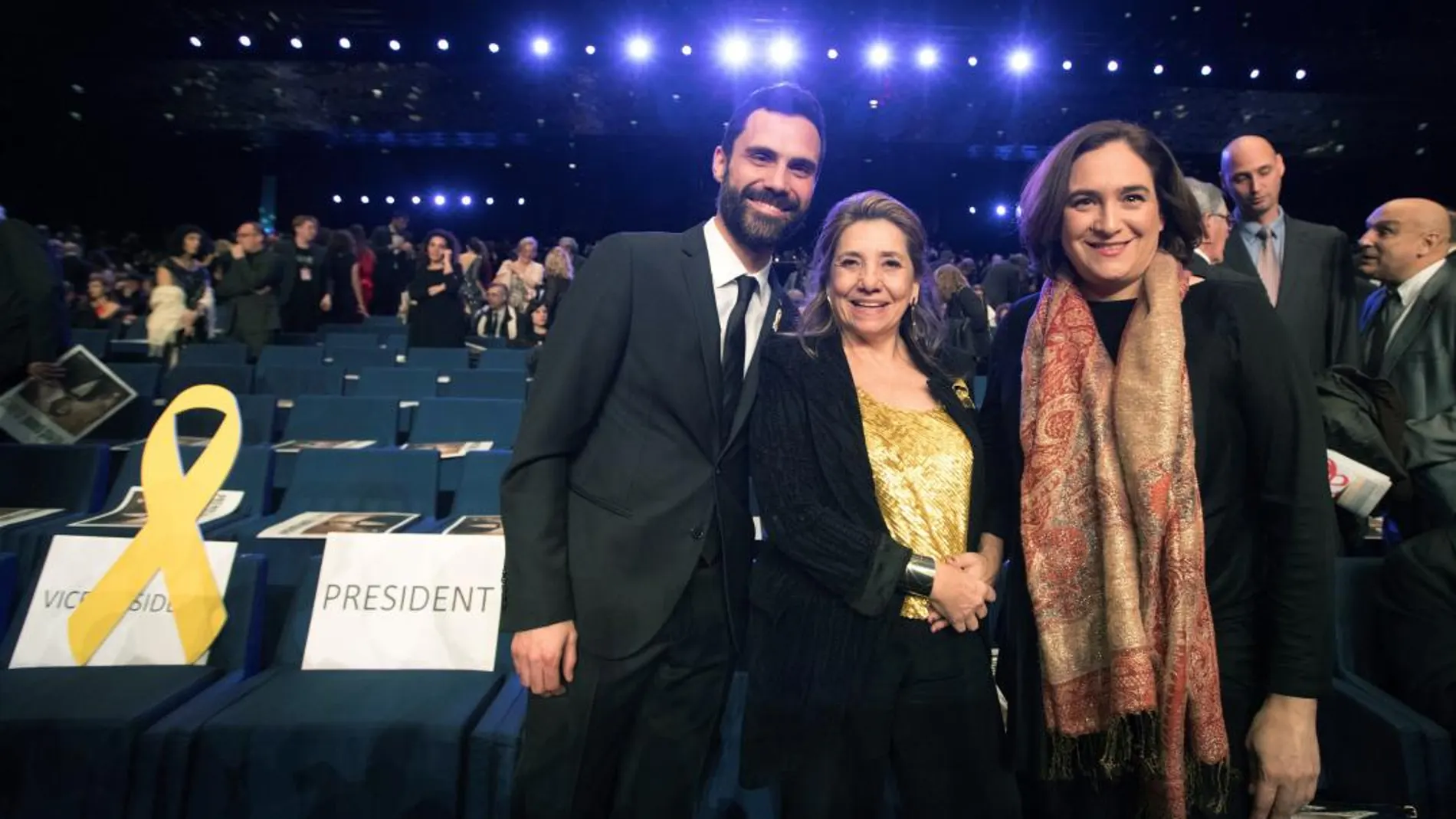 El presidente del Parlament, Roger Torrent, junto a la presidente de la academia del cine catalán, Isona Passola (c) y la alcaldesa Ada Colau, en la gala de los X Premios Gaudí