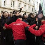 Agentes de la Ertzaintza durante la protesta de sus compañeros frente al Parlamento Vasco/Efe