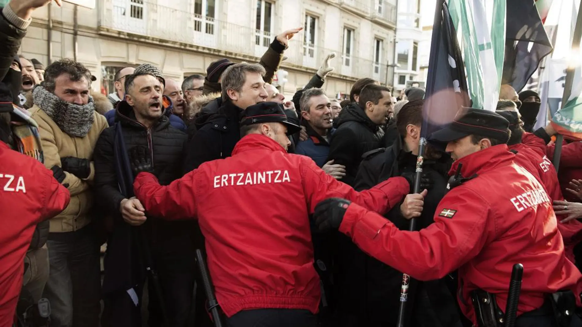 Agentes de la Ertzaintza durante la protesta de sus compañeros frente al Parlamento Vasco/Efe
