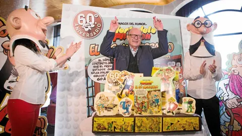 Francisco Ibáñez y sus criaturas ayer en el hotel Casa Fuster a punto de soplar las velas de su gran pastel