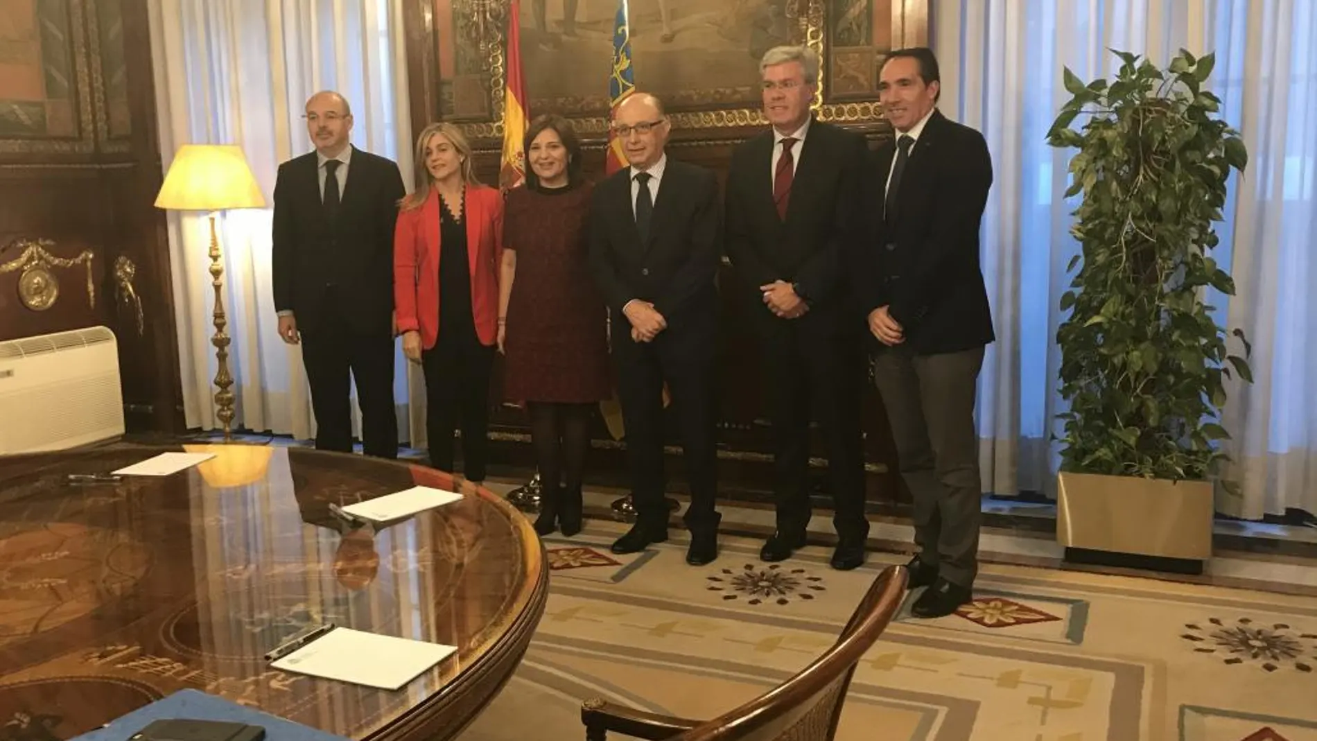 El ministro Montoro recibió a la presidenta del PPCV, Isabel Bonig, que acudió acompañada del concejal de Valencia Eusebio Monzó y los diputados Eva Ortiz y Rubén Ibañez