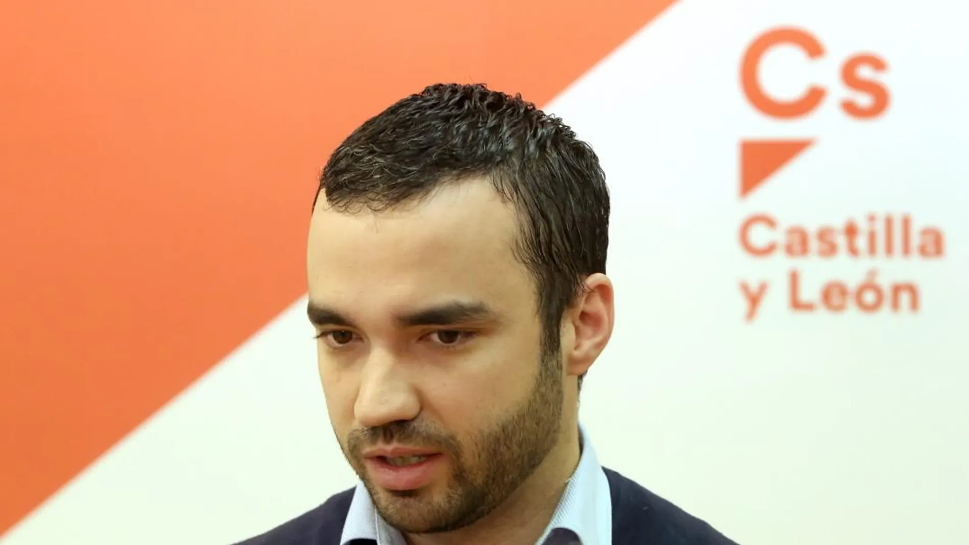 El secretario de Comunicación de Ciudadanos Castilla y León, Pablo Yáñez, defiende ante los medios la postura de la formación