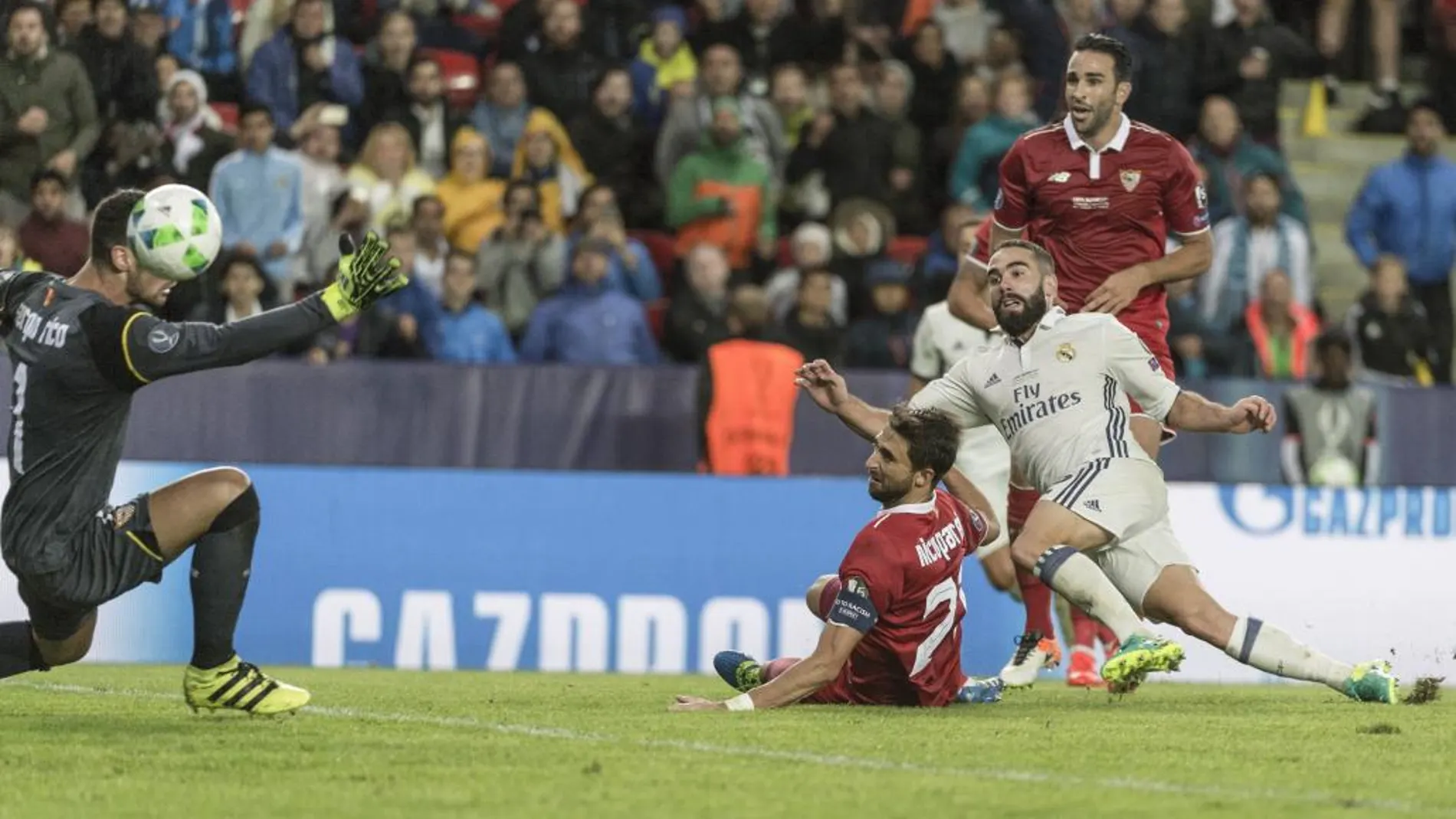El defensa del Real Madrid Carvajal marca el tercer gol del Real Madrid