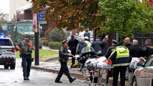 Los servicios sanitarios retiran los cadáveres del tiroteo de hoy en Pittspurgh. (AP Photo/Gene J. Puskar)