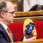 Turull, en el Parlament, atiende una llamada del ex president fugado, en una imagen de archivo
