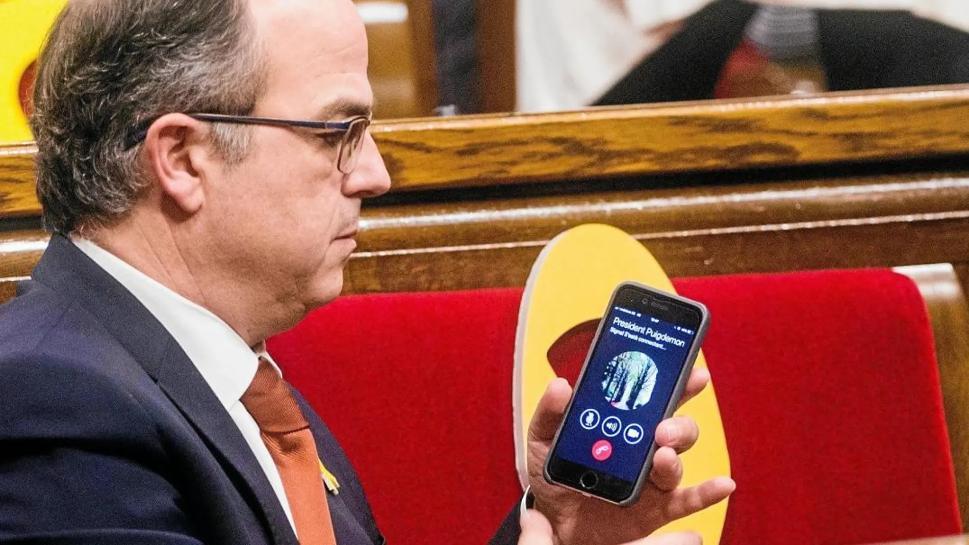 Turull, en el Parlament, atiende una llamada del ex president fugado, en una imagen de archivo
