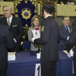 El ministro Juan Ignacio Zoido, María José Salgueiro y José Luis Rivas entregan los diplomas a los nuevos inspectores
