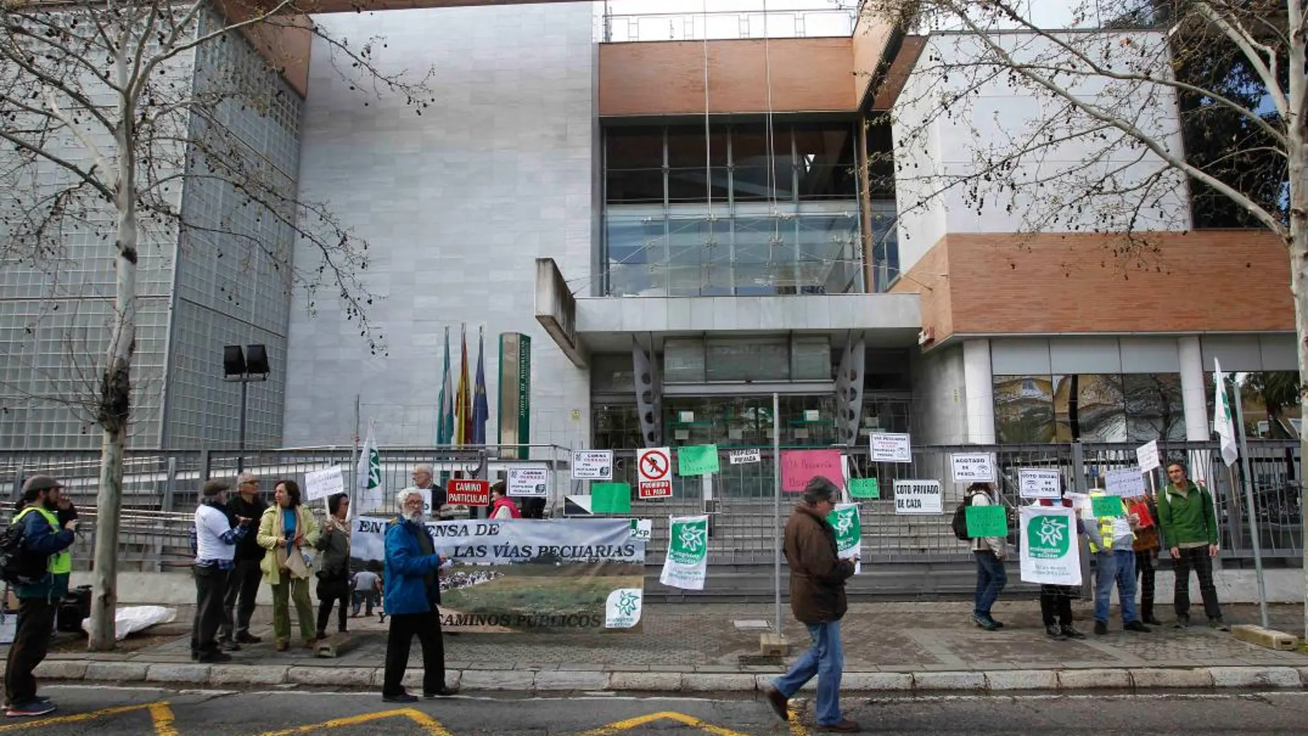 Protesta ecologista en una sede de la Consejería de Medio Ambiente por la recuperación de las vías pecuarias (Foto: Manuel Olmedo)