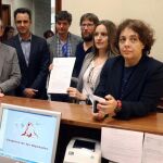 Hervé Falciani con Gloria Elizo y Miguel Urbán, entre otros, registran una iniciativa para solicitar la no extradición a Suiza/Efe