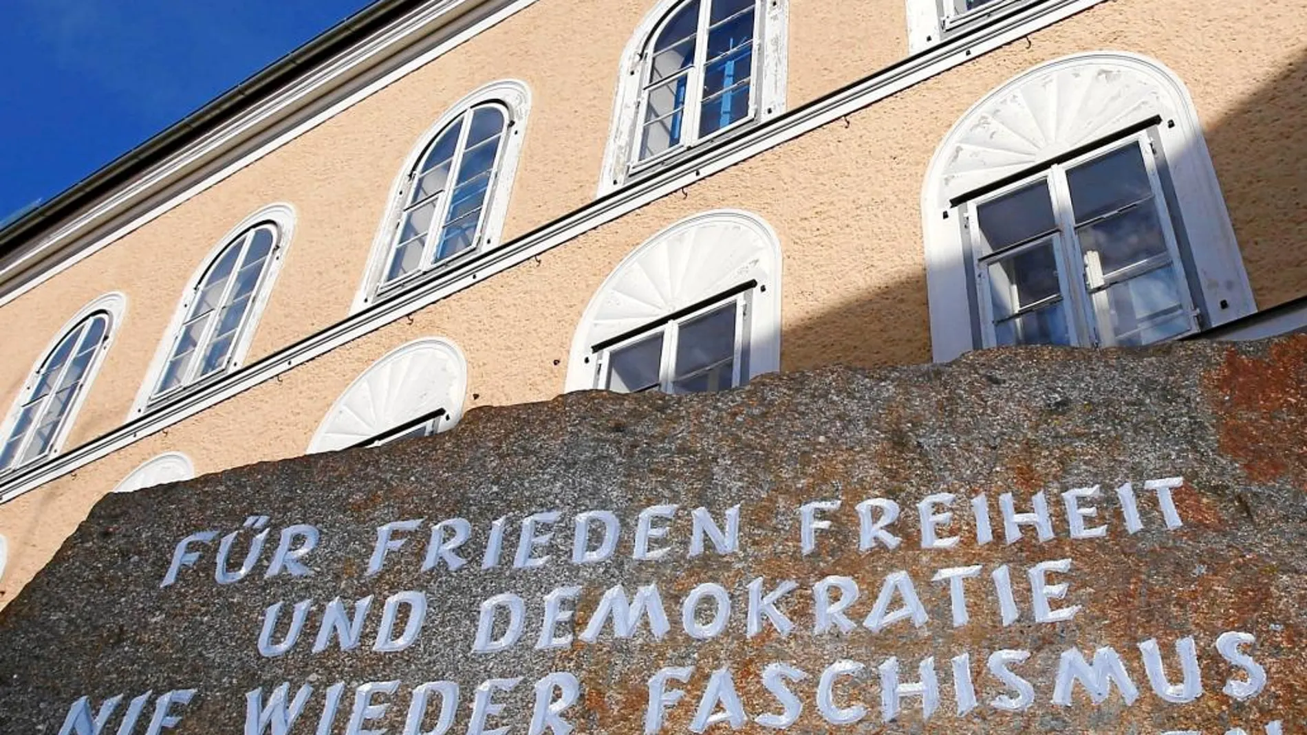 Este lema está inscrito en una piedra frente a la que fue la casa natal de Hitler.