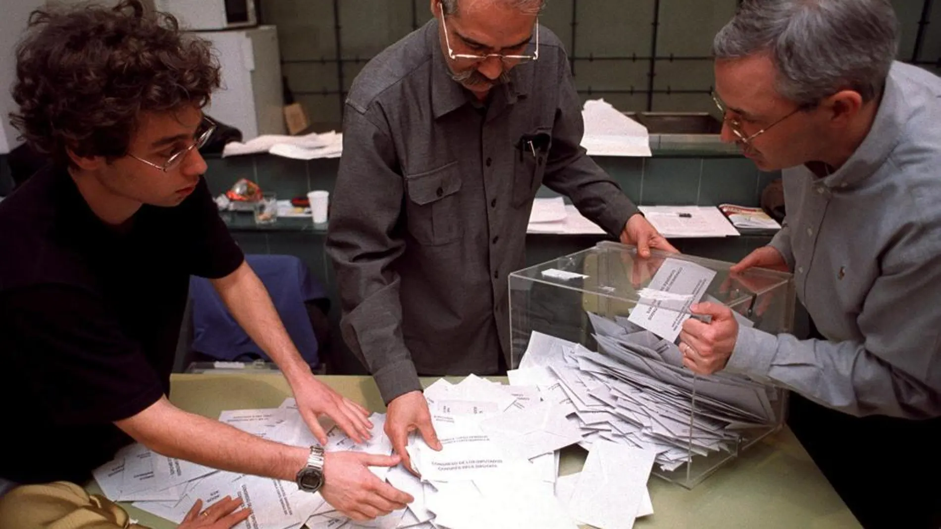 Imagen de archivo de los interventores de un colegio electoral