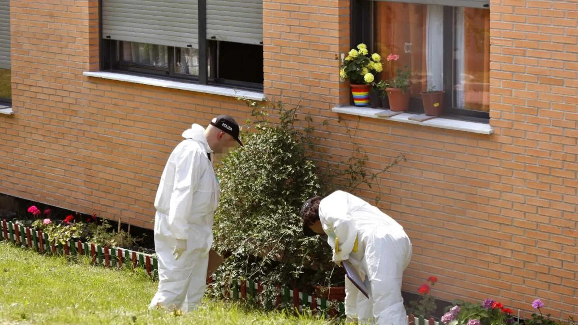 Imagen de archivo de dos agentes de la Ertzaintza en la investigación de un crimen